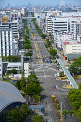 真夏の都会の大通り