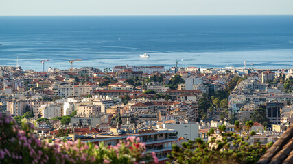 Vue sur la ville de Nice et la côte méditerranéenne