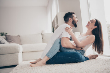 Obraz premium Photo of adorable sweet couple wear casual shirts cuddling enjoying weekend together indoors room home house