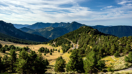 Paysage de montagne au dessus du village de Saint-Dalmas-de-Valdeblore dans le massif du Mercantour...