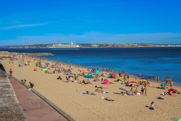 Fototapeta premium Oeiras em dias de Verão, vista parcial da Praia de Santo Amaro.