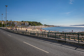 Oeiras em dias de Verão, vista parcial da Praia de Santo Amaro.