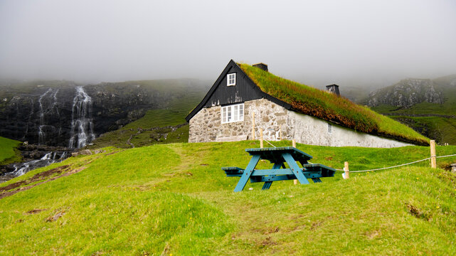 Caba&ntilde;a en D&uacute;vugar&eth;ar Saksun Heritage Farm , Faroe Islands