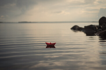 Rotes Papierschiff auf einem See