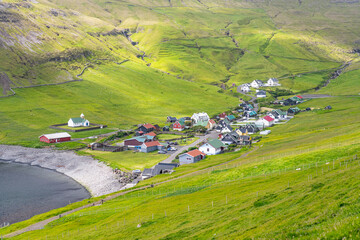 Dalur : villa asentada en un valle  en el sur de la isla de sandoy, islas faroe., dinamarca. dalur...
