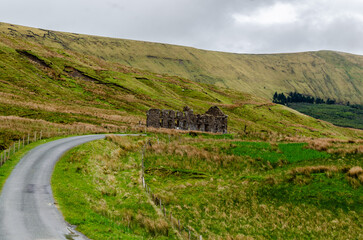 Naklejka premium Ruins of an old school in the Gleniff Valley in the dartry Mountains with a road leading up to it
