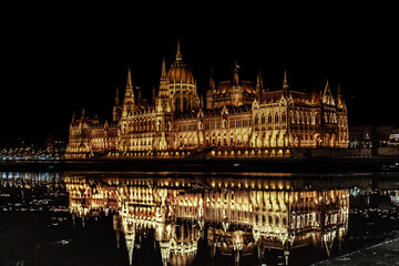 Obraz premium Parlamento di Budapest dal Danubio, Budapest, Ungheria