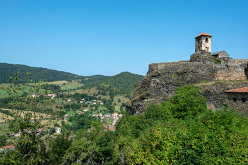 Fototapeta premium Saint-Ilpize. Vue sur le chateau au dessus de la vallée de l'Allier. Haute-Loire. Auvergne-Rhone-Alpes. France