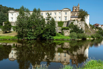 Fototapeta premium Haut Allier. Lavoute Chilhac classe comme l un des plus beaux villages de France. Le prieure Sainte Croix sur les rives de la riviere Allier, site Clunisien. Haute-Loire. Auvergne-Rhone-Alpes. France
