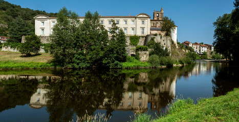 Fototapeta premium Haut Allier. Lavoute Chilhac classe comme l un des plus beaux villages de France. Le prieure Sainte Croix sur les rives de la riviere Allier, site Clunisien. Haute-Loire. Auvergne-Rhone-Alpes. France