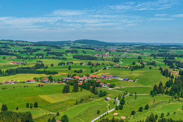 Das Auerbergland im Sommer von oben, Blick über die ländliche Region zum Auerberg