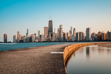 the skyline of chicago during sunset