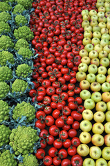 Verdure esposte . Carciofi, limoni, melanzane, aglio, cipolle, pomodori, funghi, arance, cachi, carote, mele, broccoli, patate