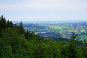 wundervolle Aussicht auf die Berge und die Täler vom Alpspitz in Nesselwang in Bayern 