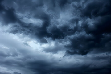 Wolkenschauspiel am Abendhimmel - Dunkle bedrohliche Regenwolken - Gewitterwolken, Depression, melancholische Stimmung