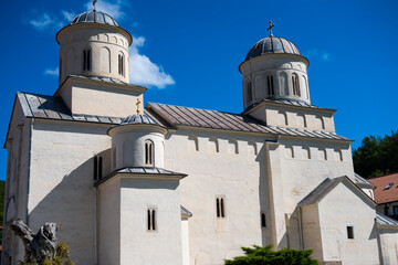 Obraz premium Old Orthodox monastery during a sunny day