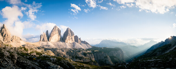 Tre Cime di Lavaredo, Drei Zinnen Berg Sonnenuntergang Landschaft in Italien Dolomiten. Wandern in den Alpen durch den Wald in Tirol Südtirol. Panorama Wildnis mit Sonnenstrahlen. Tre Cime di Lavaredo
