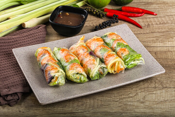 Vietnamese spring roll with prawn and mango