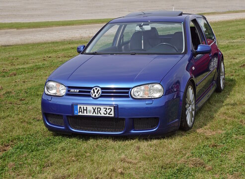 VW Golf 4 R32 in blau
