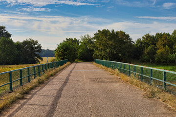 Impressionen am Radweg zwischen Schkeuditz und Raßnitz,  Brücke über den Fluss Weiße Elster, Saalekreis, Sachsen Anhalt, Deutschland