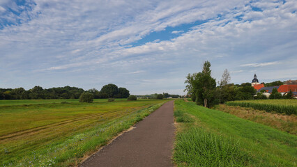 Fototapeta premium Impressionen am Radweg zwischen Schkeuditz und Raßnitz, Fluss Weiße Elster, Saalekreis, Sachsen Anhalt, Deutschland