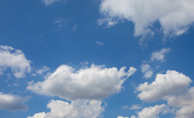 Błękitne niebo z chmurami. Blue sky with clouds. 