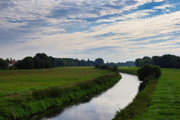 Idyllischer Flussverlauf der Wei&szlig;en Elster am Radweg zwischen Schkeuditz und Ra&szlig;nitz, gr&uuml;ne Auenlandschaft mit weitem Himmel, Saalekreis, Sachsen-Anhalt, Deutschland
