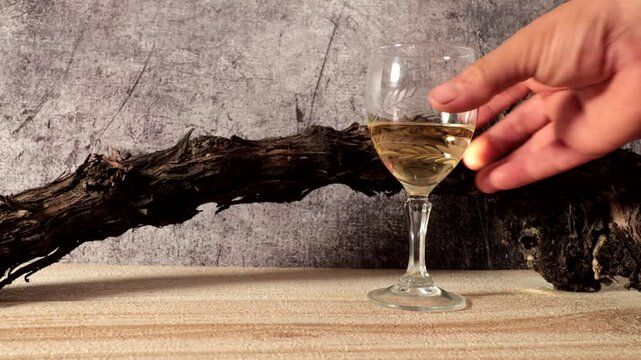 fondo cepa vieja mano cogiendo copa vino blanco