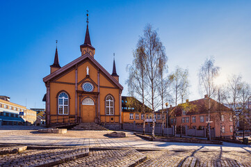 Obraz premium tromsoe downtown and harbour, during a sunny spring morning, Norway