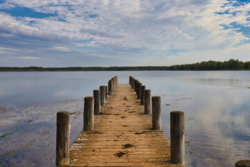 Naklejka premium Steg am Wallendorfer See, blauer Himmel mit Wolken, ehemaliger Braunkohle Tagebau Merseburg Ost, Schkopau, Saalekreis, Sachsen Anhalt, Deutschland