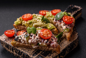Crispy sandwich or bruschetta with guacamole, tuna and flax seeds