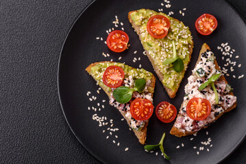 Crispy sandwich or bruschetta with guacamole, tuna and flax seeds