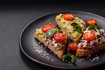 Crispy sandwich or bruschetta with guacamole, tuna and flax seeds