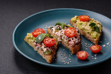 Crispy sandwich or bruschetta with guacamole, tuna and flax seeds