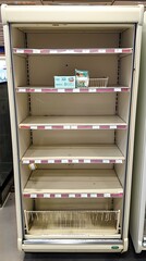 Obraz premium Empty Supermarket Refrigerator Shelf With One Item Left