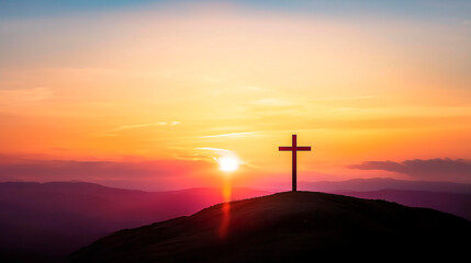 Kreuz auf H&uuml;gel vor Sonnenuntergang - Symbol f&uuml;r Glaube, Spiritualit&auml;t, Hoffnung und Ruhe in einer friedlichen Landschaft