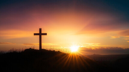 Kreuz auf H&uuml;gel vor Sonnenuntergang - Symbol f&uuml;r Glaube, Spiritualit&auml;t, Hoffnung und Ruhe in einer friedlichen Landschaft