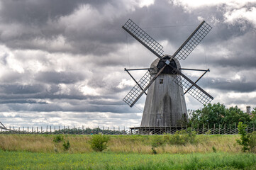In Estonia, mulino a vento tradizionale di Saaremaa, durante il mese di agosto.