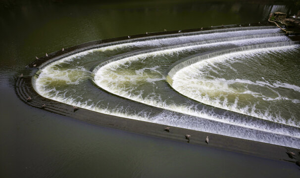  Pulteney weir on the river Avon in the city of Bath, Somerset, England.