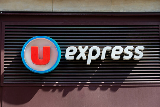 Paris, France - 22 ao&ucirc;t 2024: Enseigne et logo d'un supermarch&eacute; U Express. U Express est une marque de magasins de proximit&eacute; appartenant au r&eacute;seau fran&ccedil;ais Coop&eacute;rative U (anciennement Syst&egrave;me U)