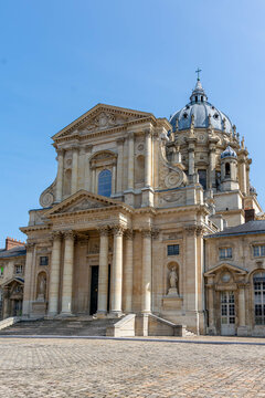 Paris, France - 22 ao&ucirc;t 2024: Vue ext&eacute;rieure de l'&eacute;glise catholique Notre-Dame du Val-de-Gr&acirc;ce, construite au 17&egrave;me si&egrave;cle dans le style baroque et class&eacute;e monument historique