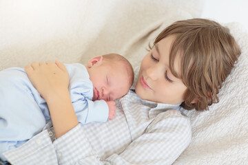 Siblings meet newborn baby