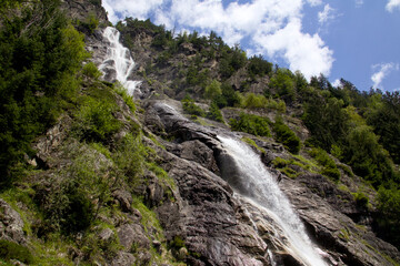 Wasserfall im Gebirge im Sommer