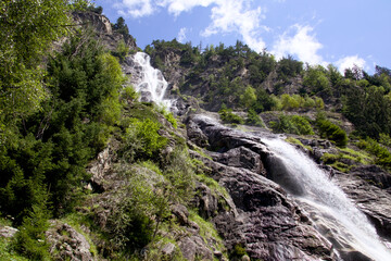 Wasserfall in den Bergen im Sommer 