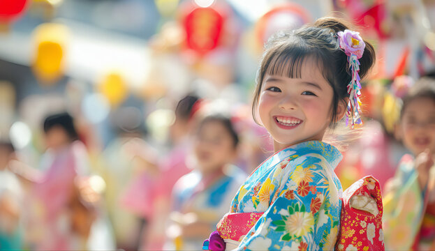 Um grupo de crian&ccedil;as japonesas em quimonos coloridos, de p&eacute; e sorrindo para a c&acirc;mera em um festival ou evento ao ar livre com decora&ccedil;&otilde;es tradicionais 