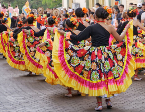 Typical dance with traditional costumes in the parade of the XLVI Kite Festival in Jeric&oacute;, Antioquia.