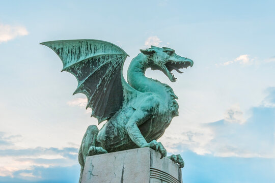 Slovenia, Ljubljana, Dragon Bridge at dawn