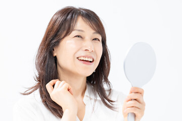 手鏡を持つ女性