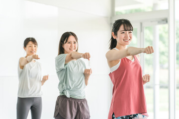 スポーツジムでダンス・エアロビレッスンをする女性達（パンチ）
