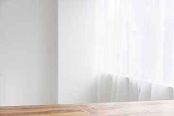 明るい部屋の窓際